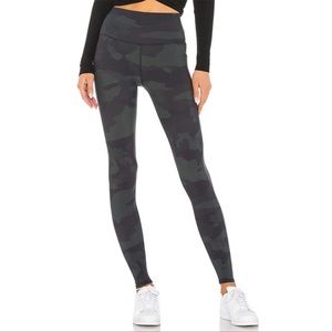 Alo High Waisted Vapor Legging in Hunter Camouflage Size Medium
